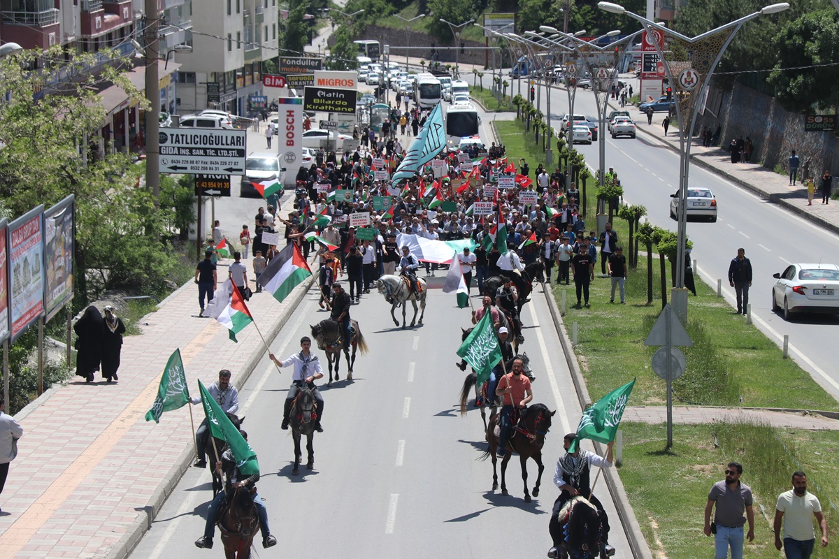 Bitlis'te atlı gruplarla sokağa dökülen halktan küresel intifada çağrısı