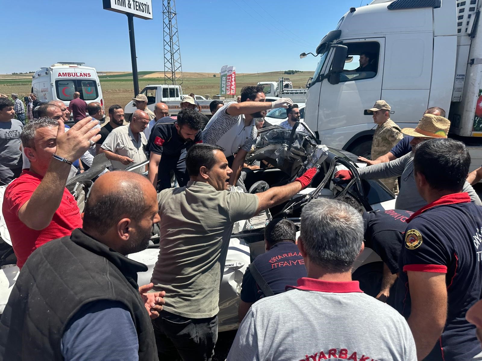 Tırın Altına Giren Otomobil Sürücüsü Hayatını Kaybetti