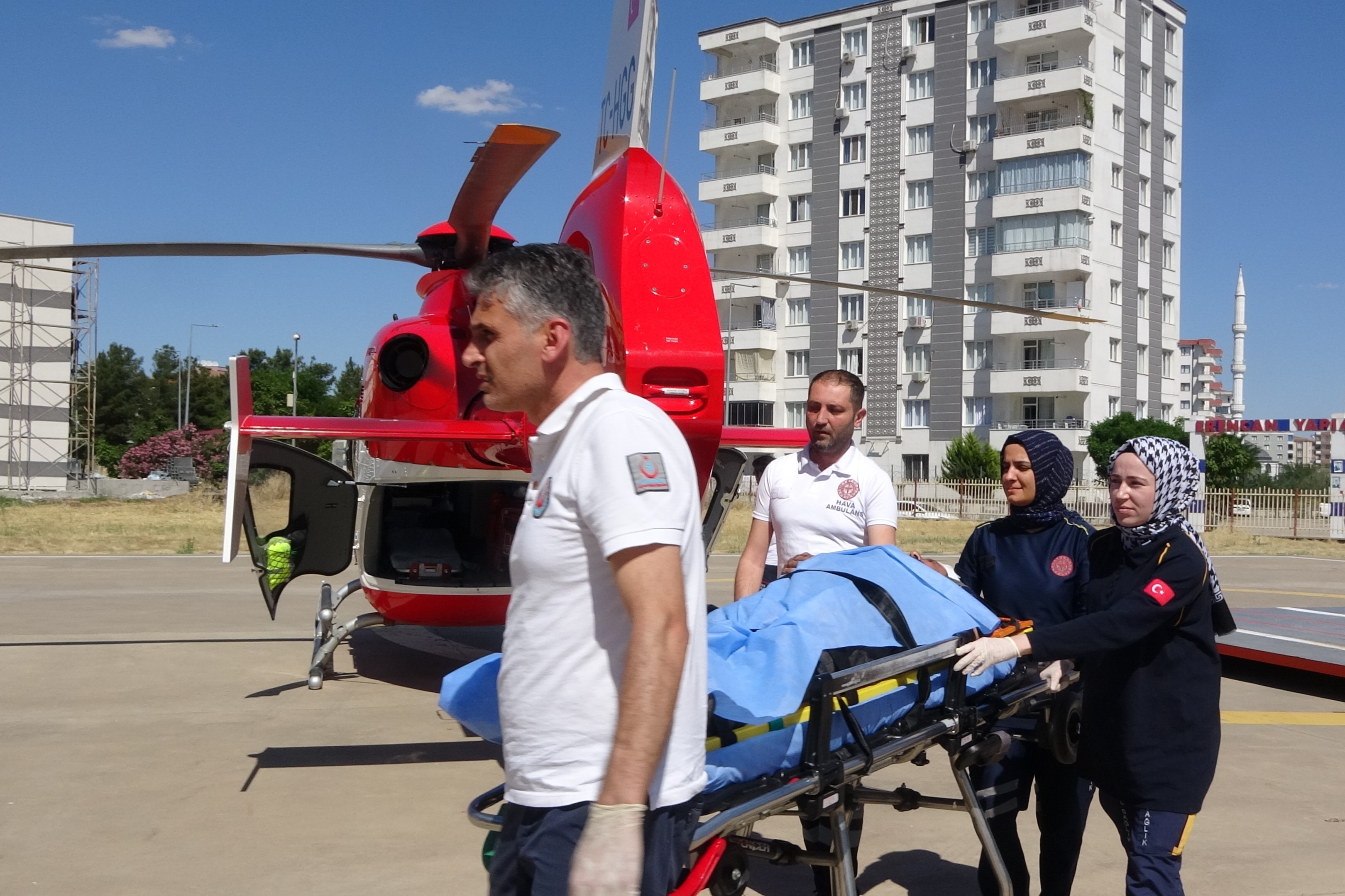 At'ın Tepmesiyle Yaralanan Adam Ambulans Helikopterle Hastaneye Kaldırıldı