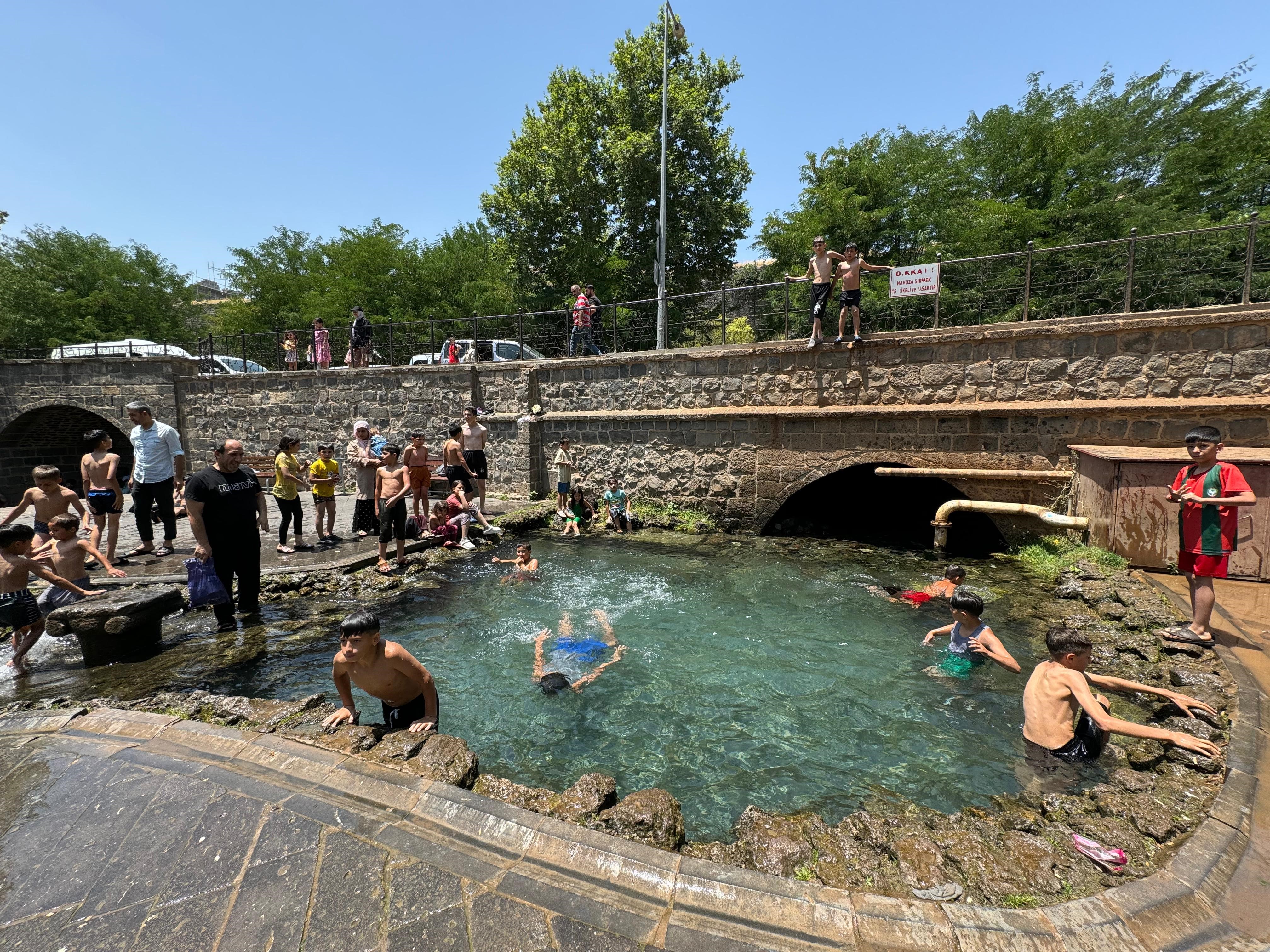 Diyarbakır'da Çocuklar Serinlemek İçin Tarihi Anzele Suyu'na Akın Etti