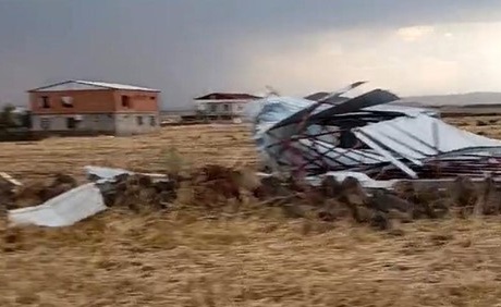 Çınar’da Fırtına Piknik Alanını Harabeye Çevirdi