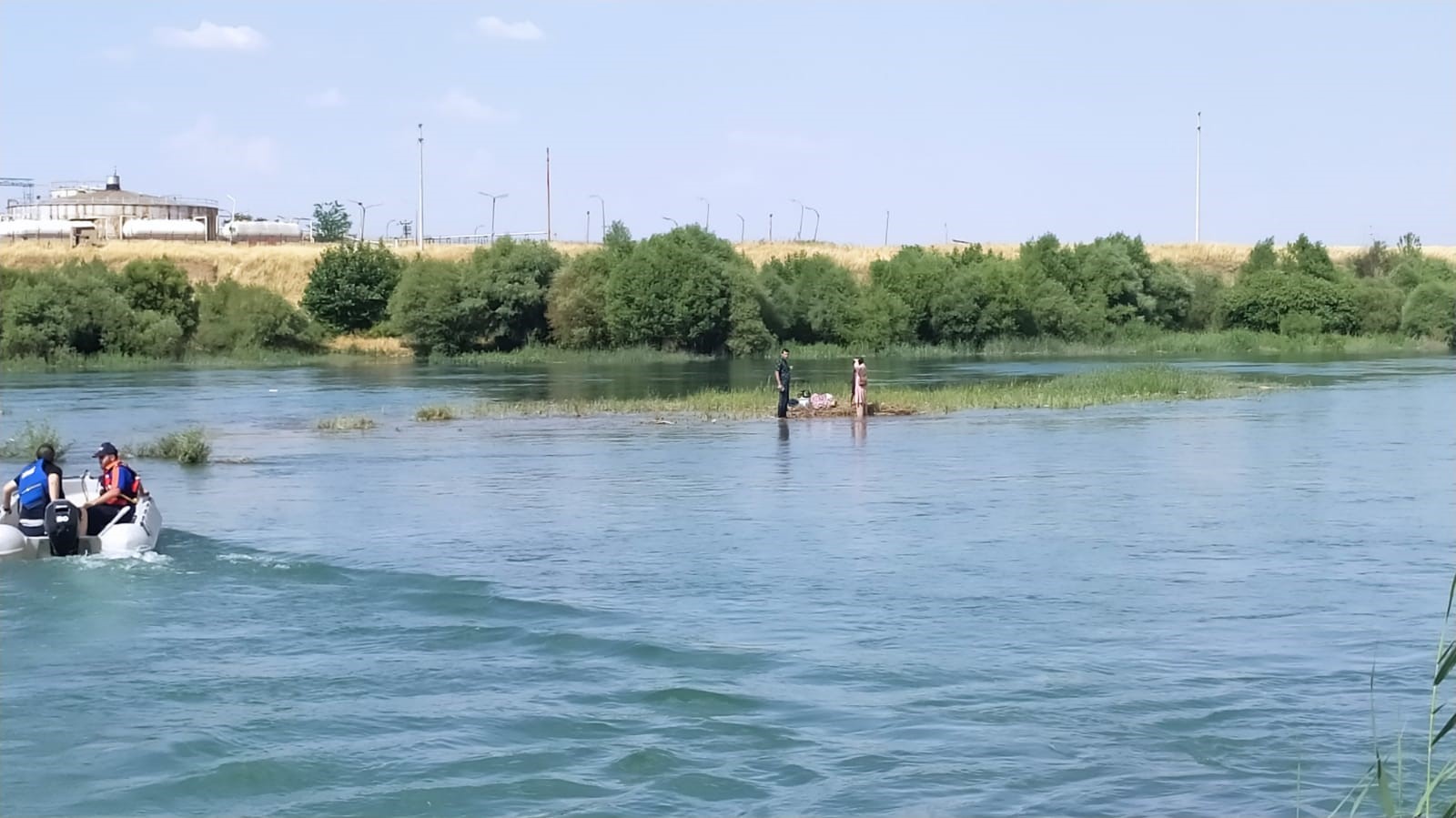 Dicle Nehri'nde Mahsur Kalan Aile Kurtarıldı