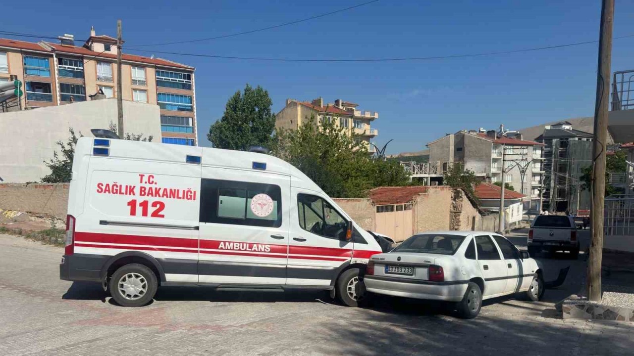 Ambulansın karıştığı kazada 2 sağlık görevlisi yaralandı