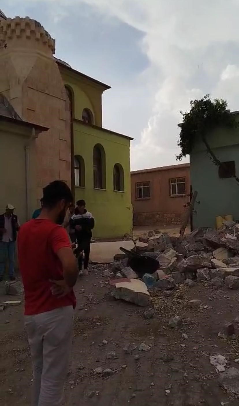 Hazro'da fırtınada yıkılan caminin minaresi evin üstüne devrildi