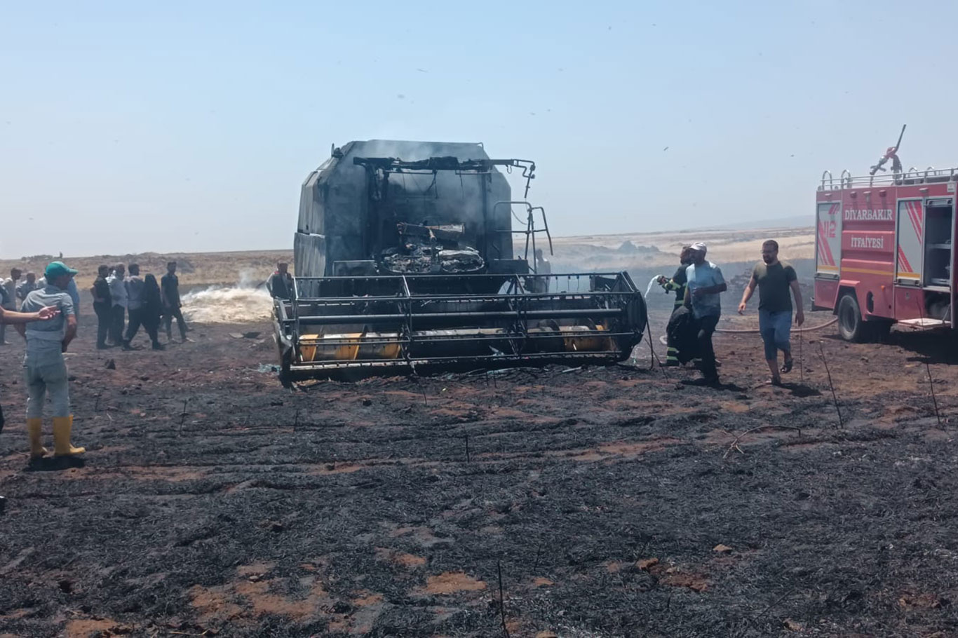 Diyarbakır'da yaklaşık 40 dönümlük ekili tarla yanarak küle döndü