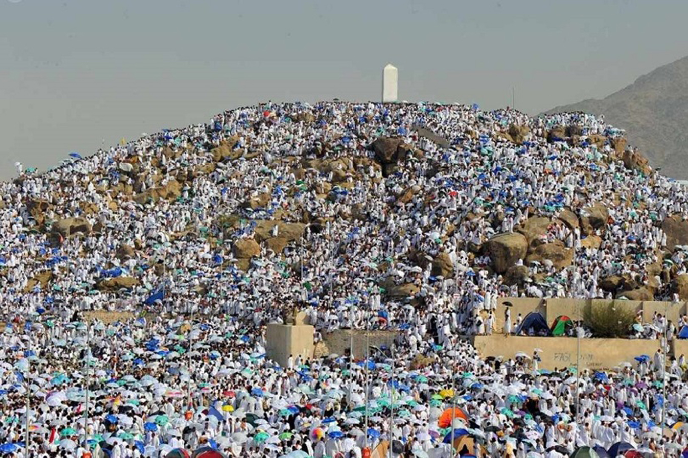 Hacı adayları geceyi Arafat'ta geçirdi