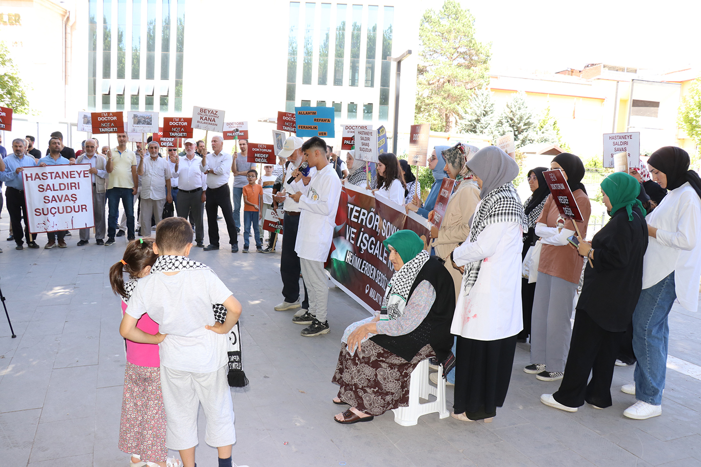 Hekimler ve Sağlık çalışanları: Gazze, karanlığa gömülmüş dünyada bize ışık oldu