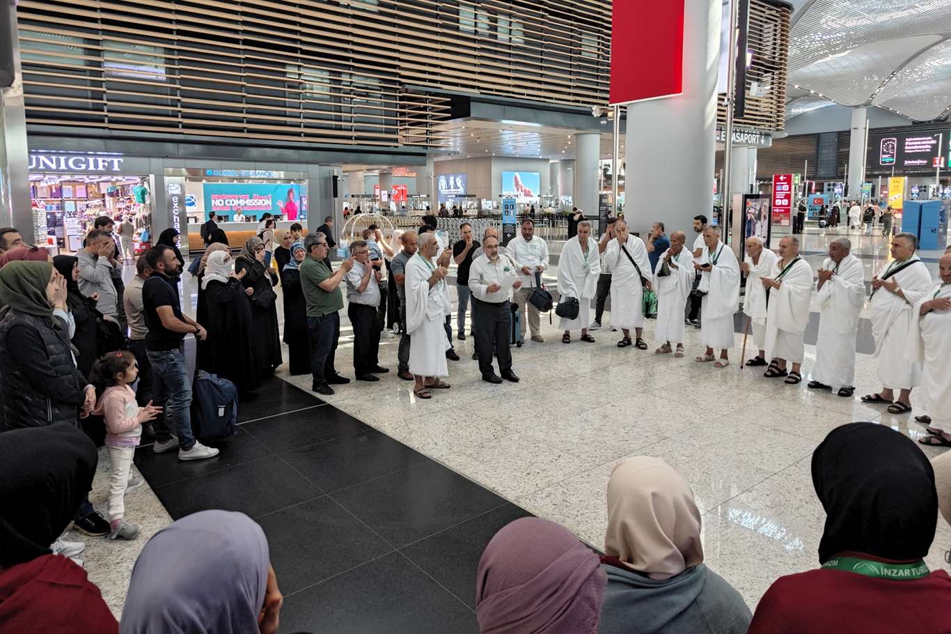 İnzar Turizm son hacı adayı kafilesini İstanbul'dan dualarla uğurladı