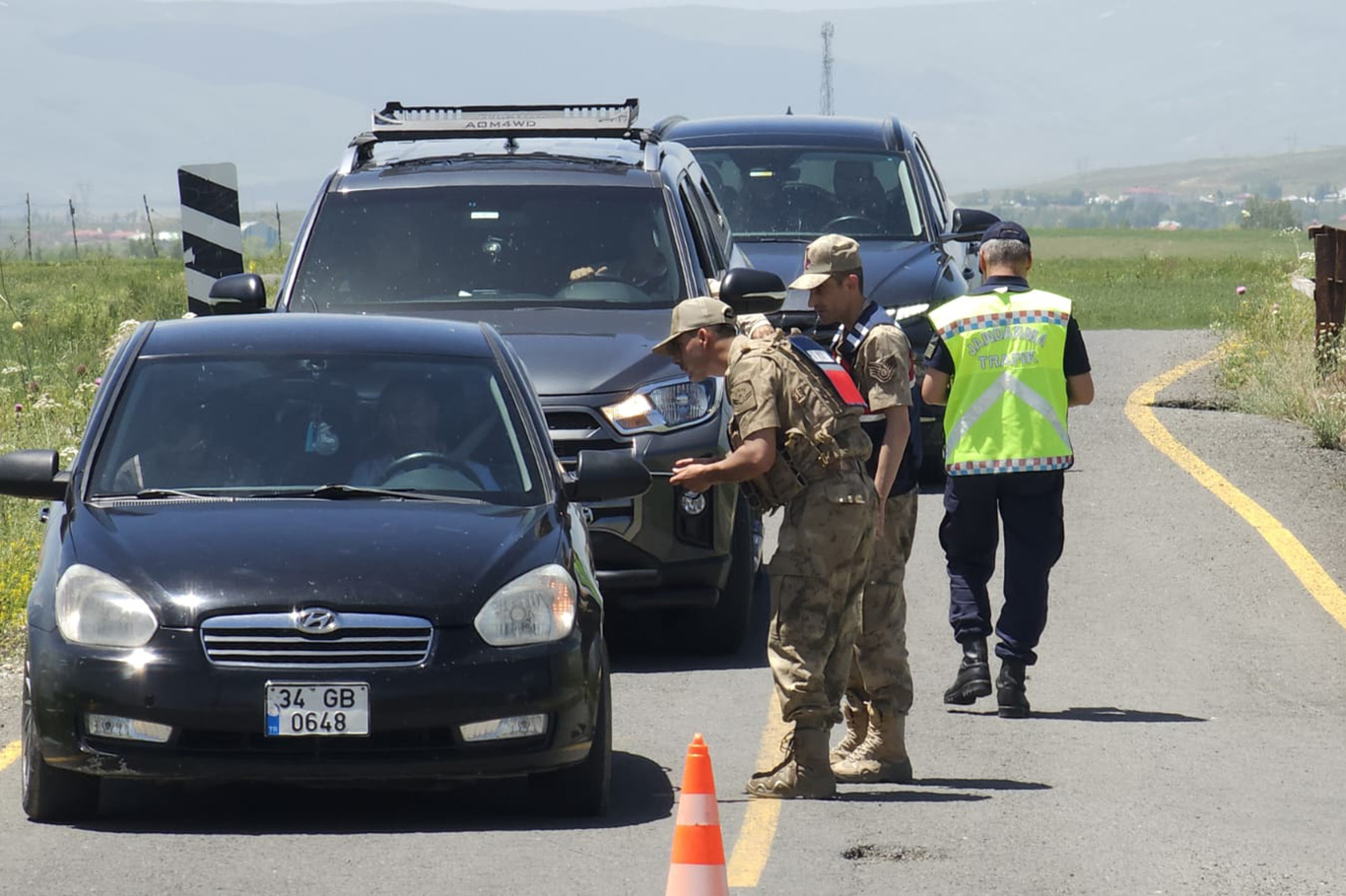 Jandarma tarafından trafik denetimi sürüyor