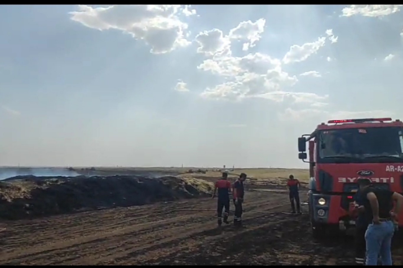 Mardin’de 70 ton saman balyası yanarak kül oldu