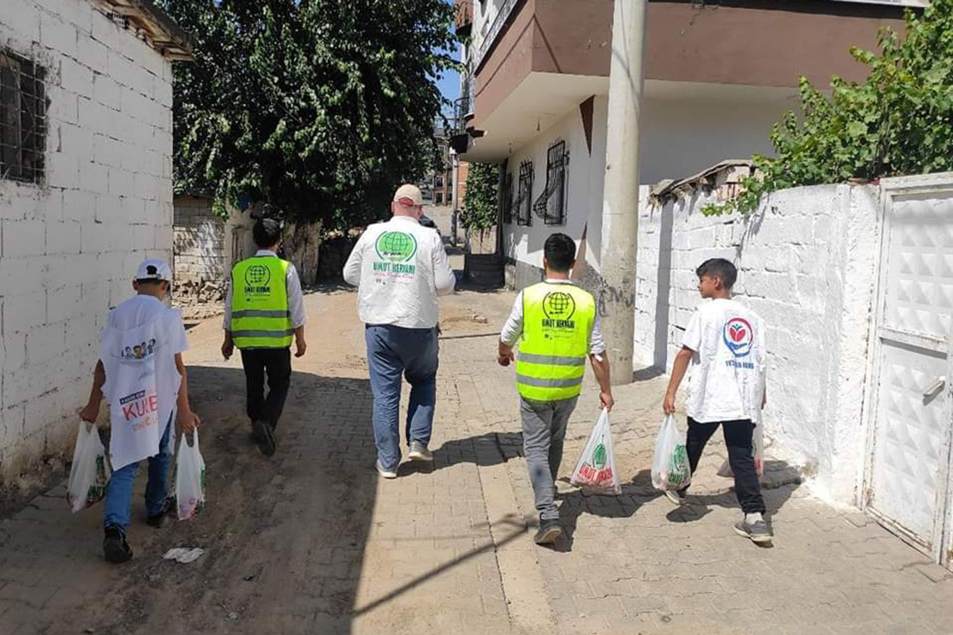 Umut Kervanı Bismil'de bine yakın aileye kurban eti dağıttı