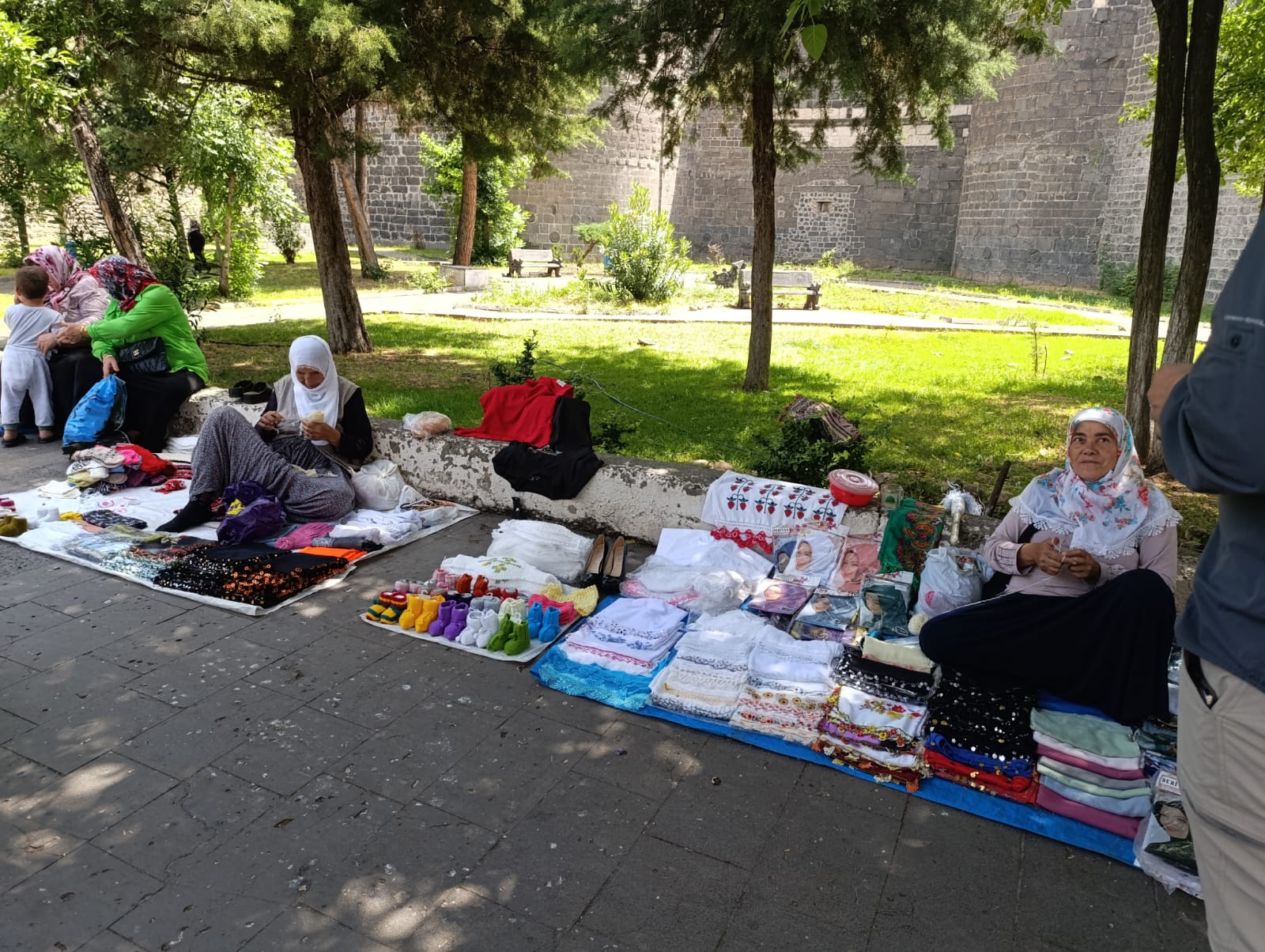 Diyarbakırlı Kadınlar, El İşi Örgü Yünleriyle Geçimlerini Sağlıyor