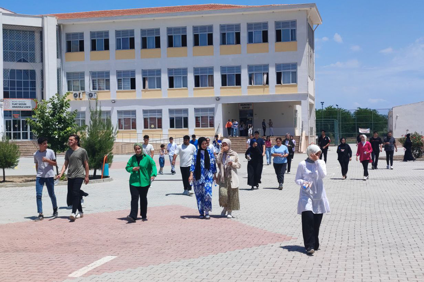 YKS'ye giren öğrenciler soruların zorluğundan yakındı