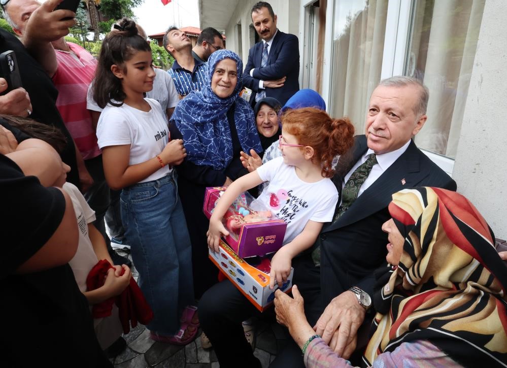 Cumhurbaşkanı Erdoğan, Rize’de komşularını ziyaret etti