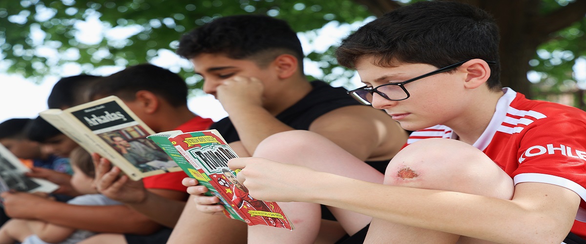 Amatör futbolcu, çocuklara kitap okuma tutkusunu futbolla aşılıyor