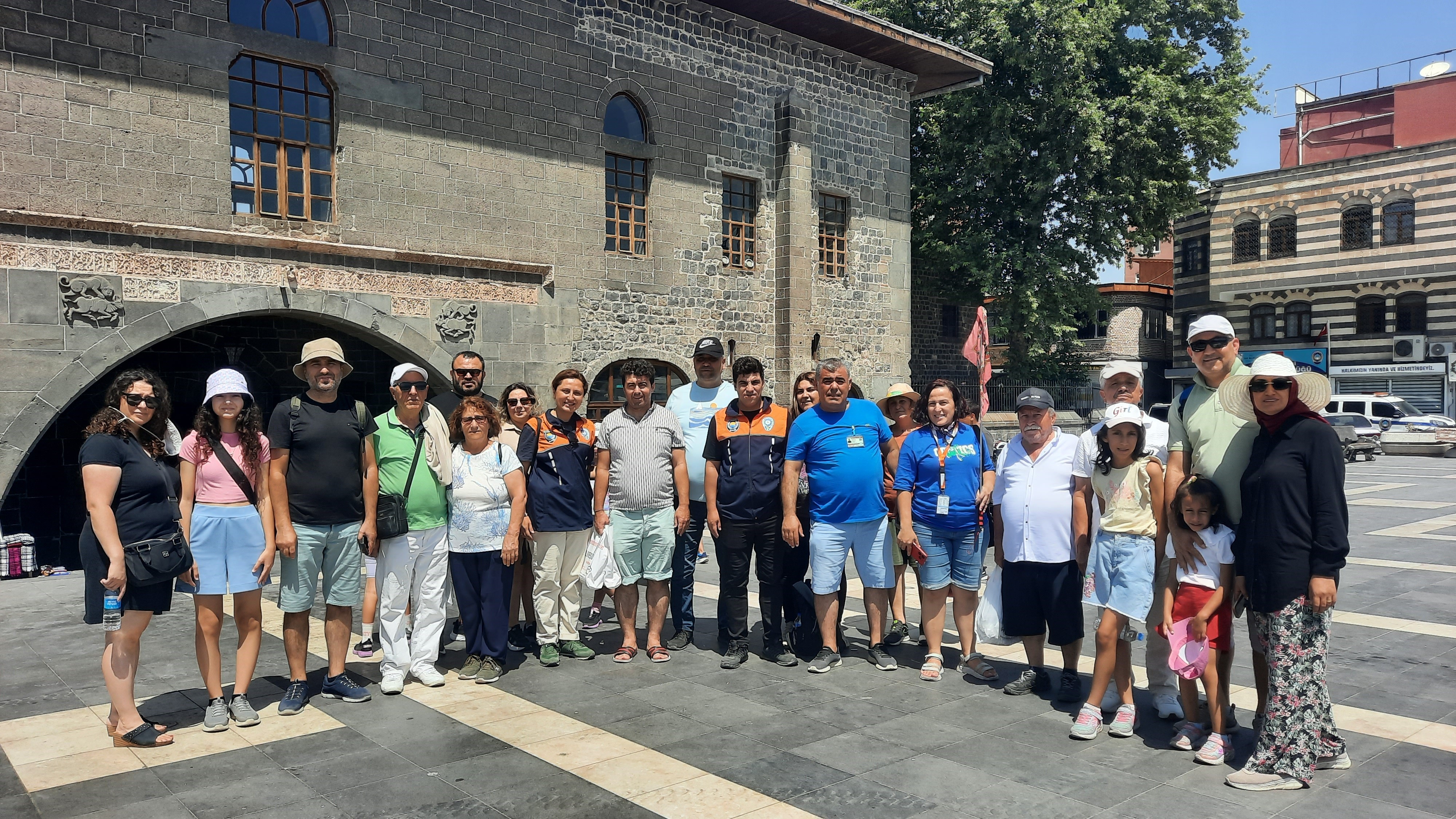 Yabancı ve Yerli Turistlere 5 Dilde Hizmet