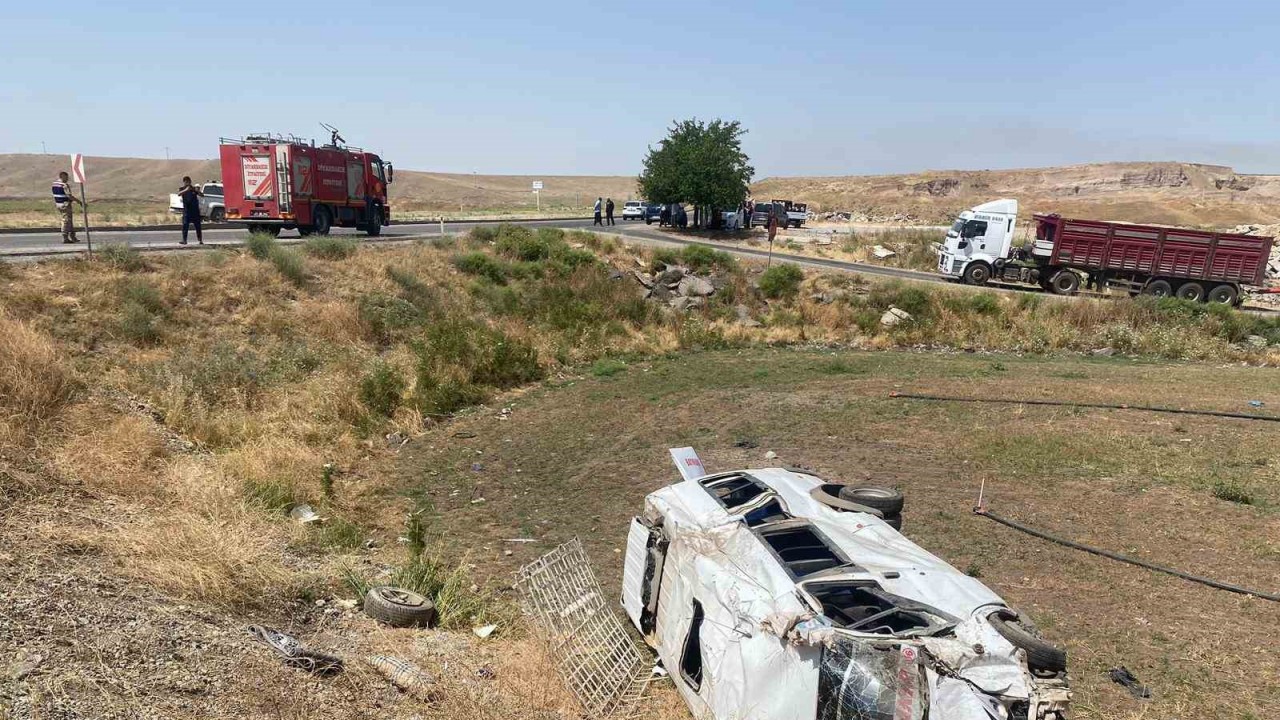 Diyarbakır’da yolcu minibüsü ile pikap çarpıştı: 1’i çocuk 3’ü ağır 14 yaralı