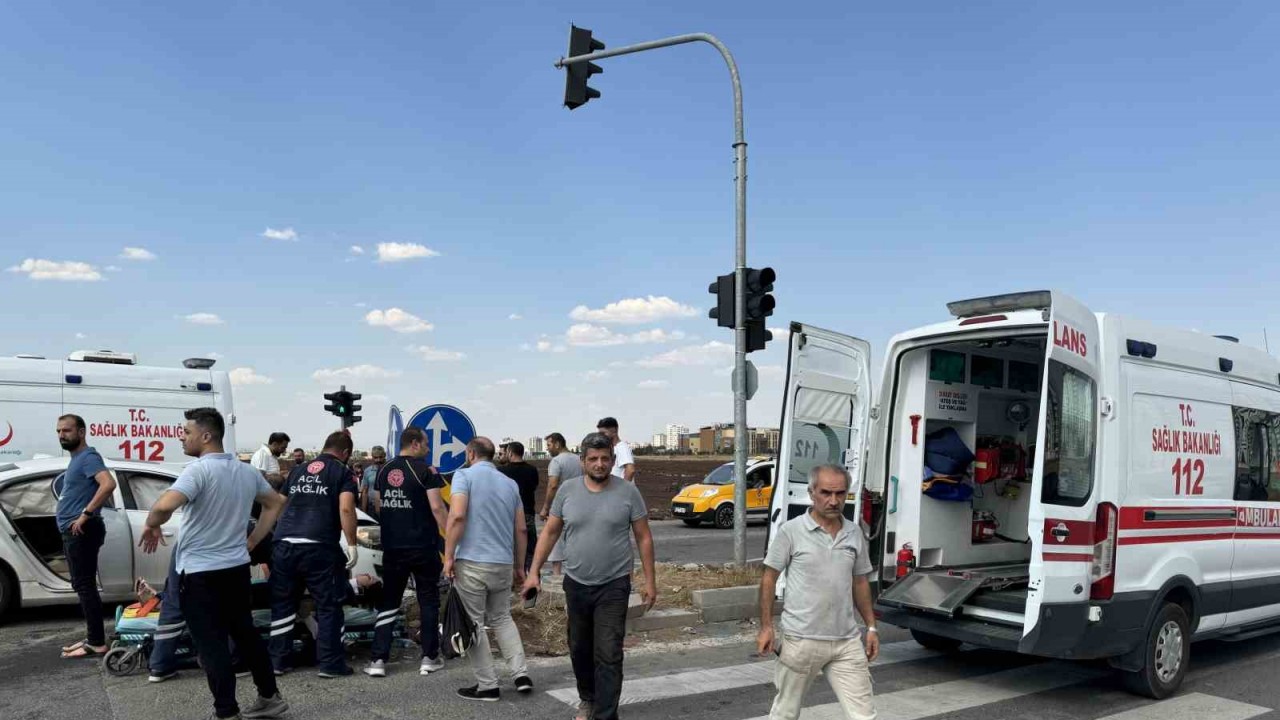 İki otomobil çarpıştı: 1’i kadın 4 yaralı