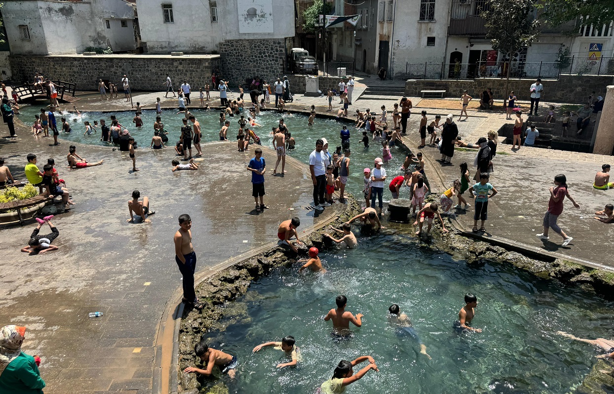 Diyarbakır'da Çocuklar Tarihi Anzele Suyu'nda Serinliyor