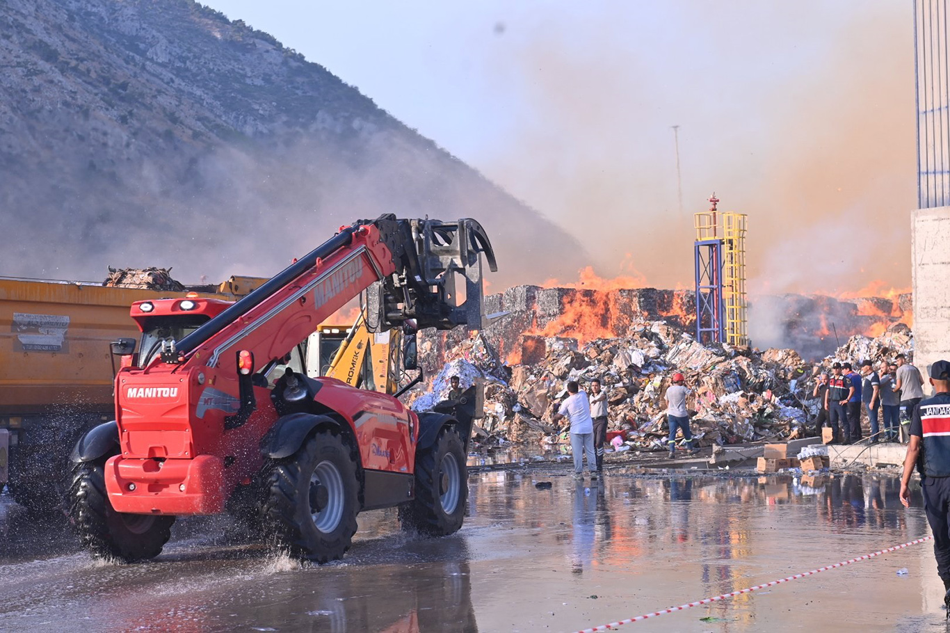 Aydın'da kâğıt fabrikasında yangın: Yeniden kontrolden çıktı