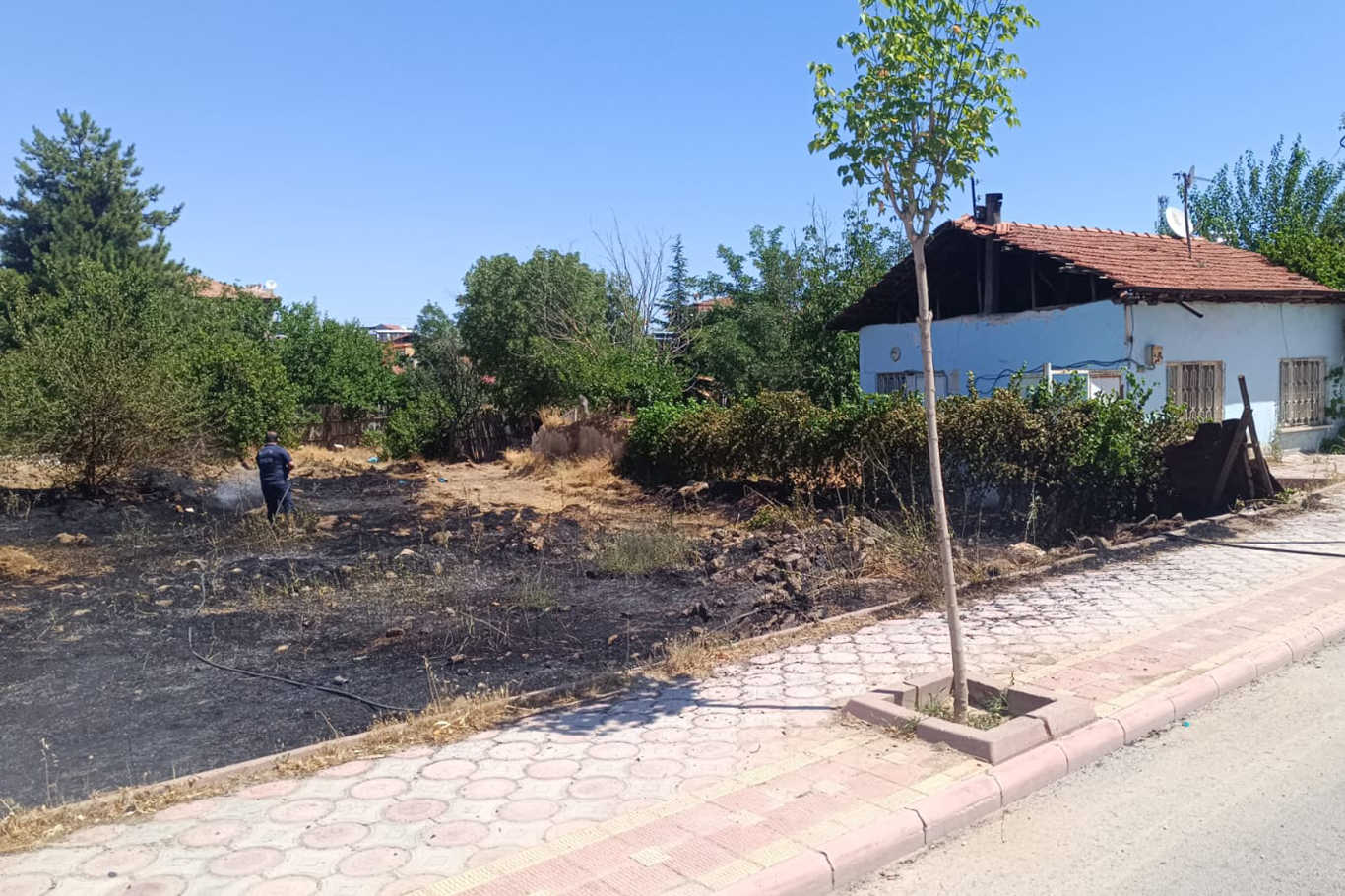 Çıkan yangın evlere sıçramadan söndürüldü