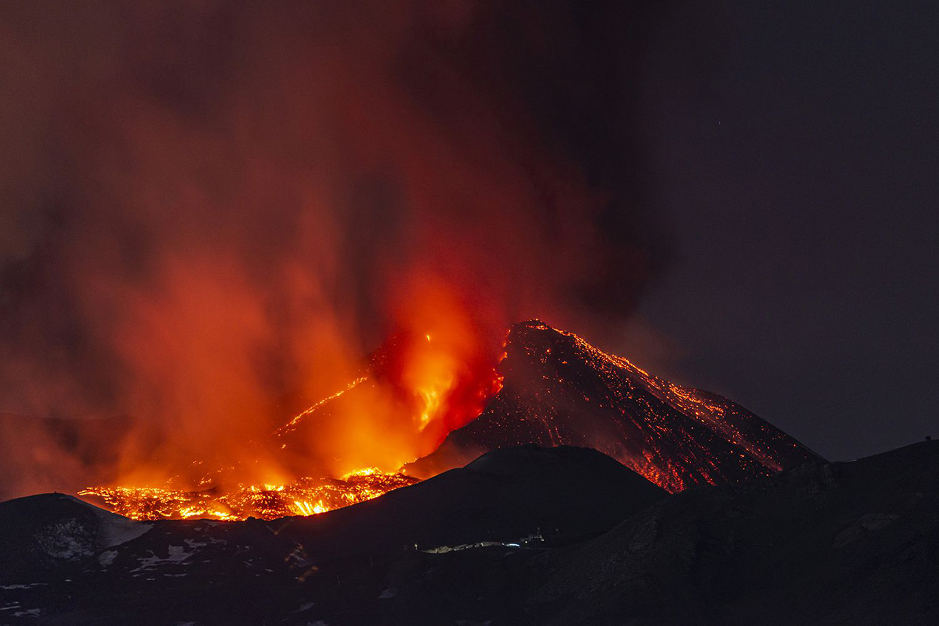 Etna Yanardağı'nda yeni patlama