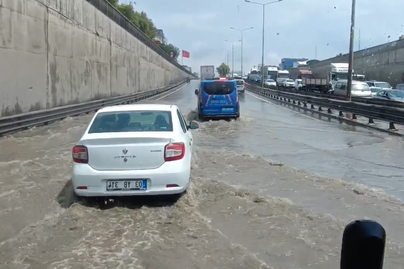 Gebze'de yoğun yağış hayatı olumsuz etkiledi