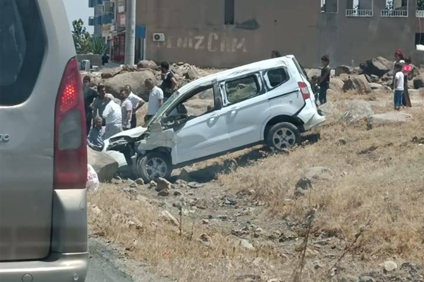 Hafif ticari araç şarampole yuvarlandı: 1 yaralı