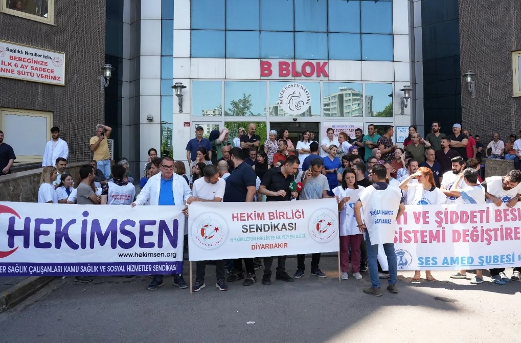 Diyarbakır’da doktora saldırı: Sağlık çalışanları şiddete karşı toplandı