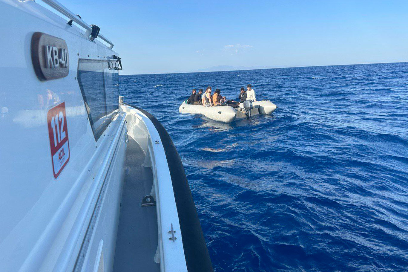 İzmir açıklarında 26 düzensiz göçmen yakalandı