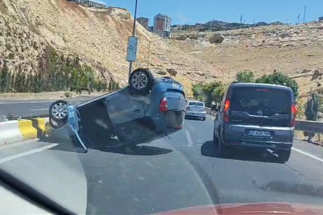 Kontrolden çıkan otomobil takla attı: Sürücü yaralandı