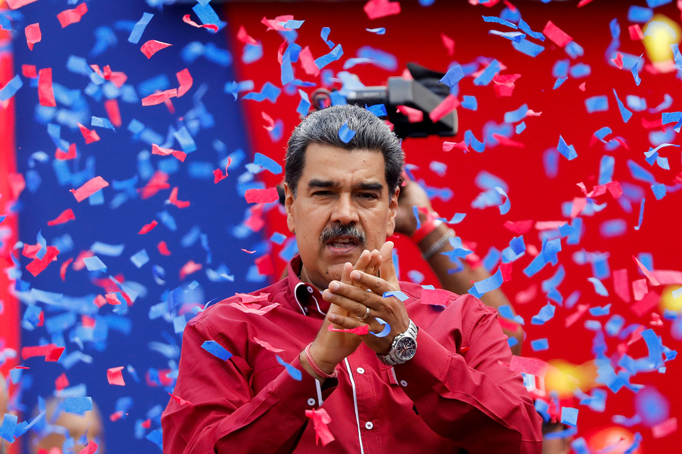 Maduro, Ulusal Seçim Konseyi'nden mazbatasını aldı