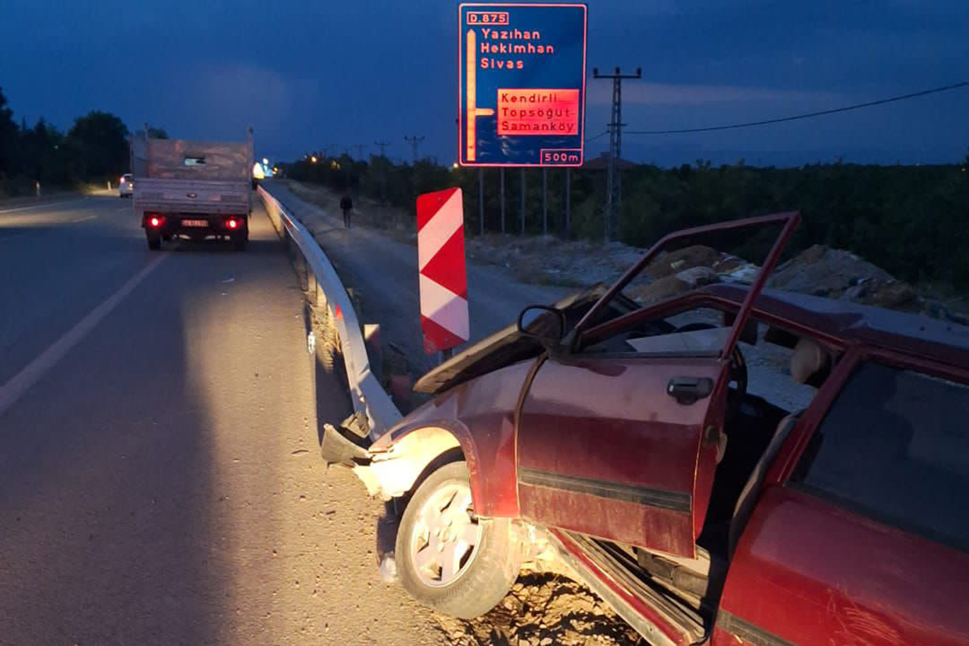 Malatya'da otomobil bariyerlere çarptı: 1 yaralı