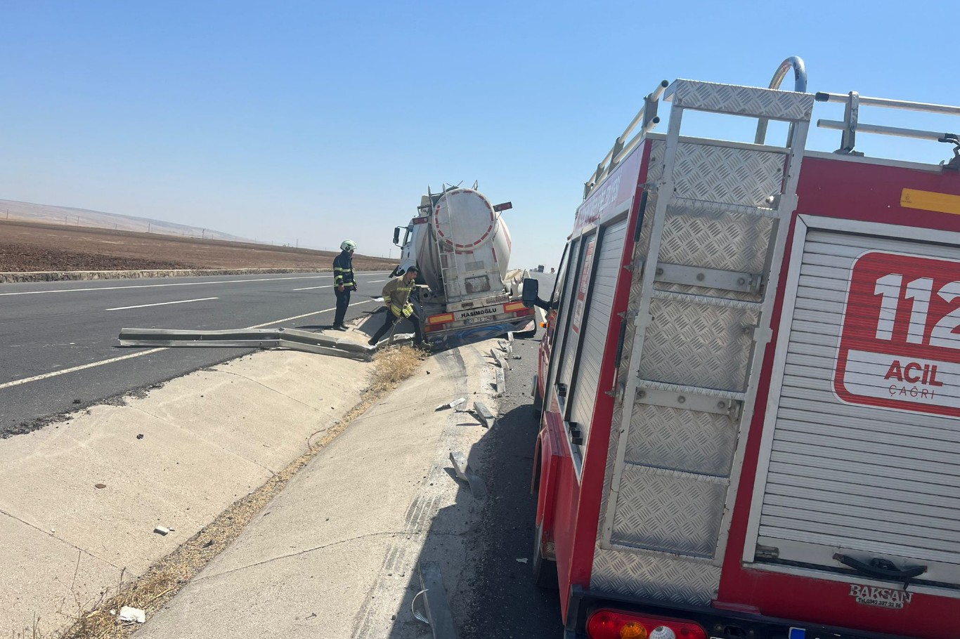 Mardin’de kontrolden çıkan beton mikseri bariyerlere çarptı