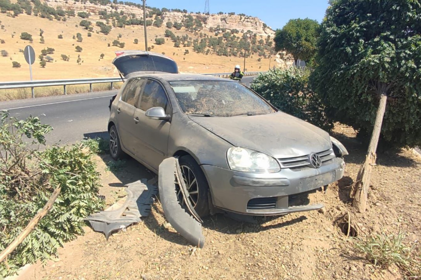 Mardin’de otomobil refüje çarptı: Bir yaralı