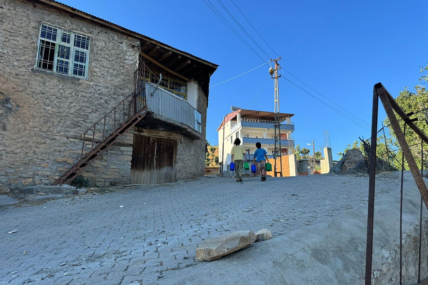 "Orda bir köy var uzakta, o köy bizim köyümüz" ama ne su var ne elektrik!