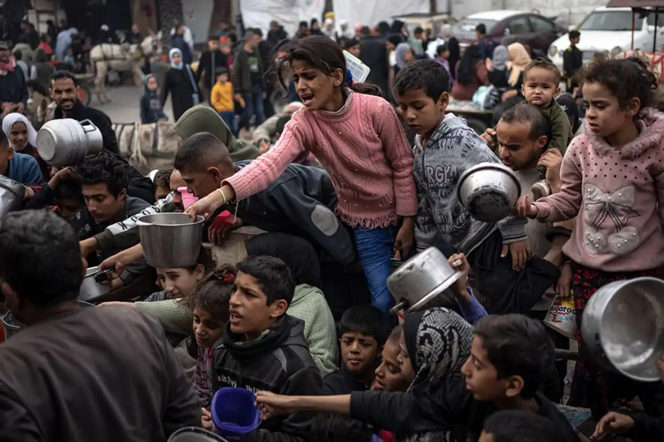 UNRWA: Gazzeli çocuklar günün üçte birini gıda ve su taşımakla geçiriyor