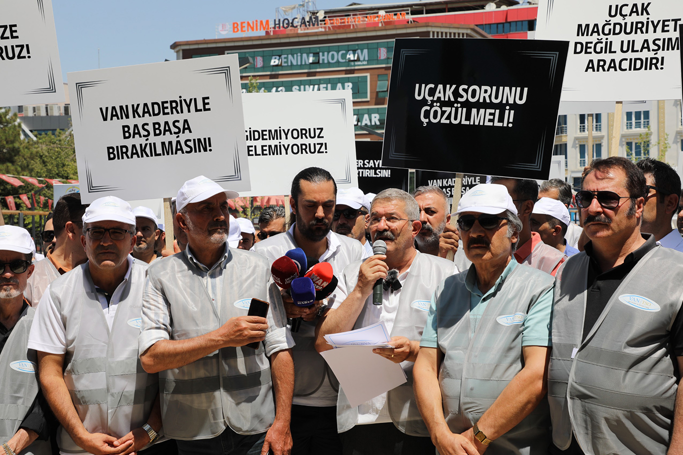 Van’da yaşanan uçuş sorunu için yürüyüş düzenlendi