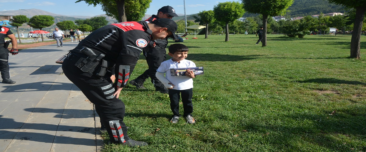 Polis Denetimlerinde Çocuklara Özel İlgi ve Hediyeler Verildi