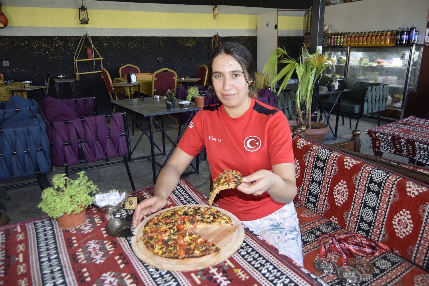 Avrupa Şampiyonu Sporcu, Yöresel Pizza ile Fark Yaratarak Diyarbakır’da İlgi Topluyor