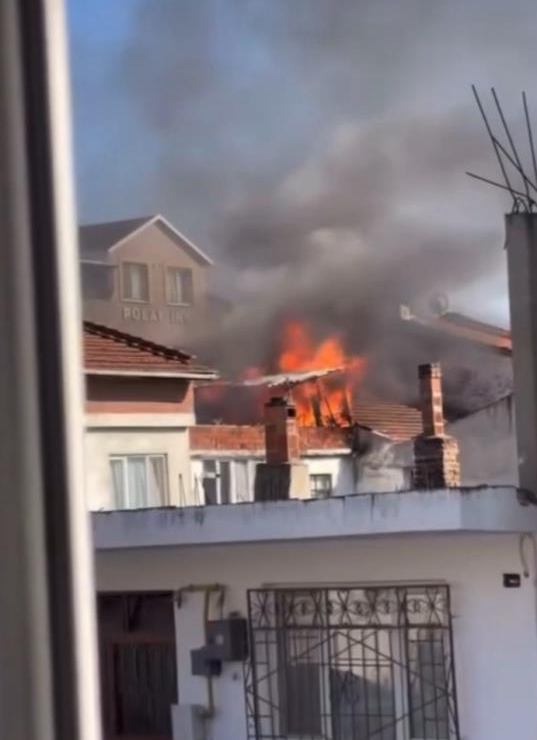 Çatı Yangını İtfaiye Müdahalesiyle Söndürdü