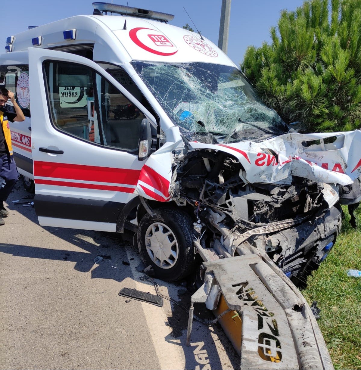 Vakadan dönen ambulans tankere çarptı: 3 sağlıkçı yaralı