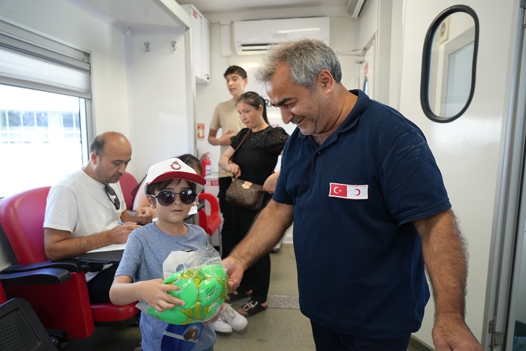 Kızılay’dan Kan Bağışçılarına Futbol Topu Hediyesi