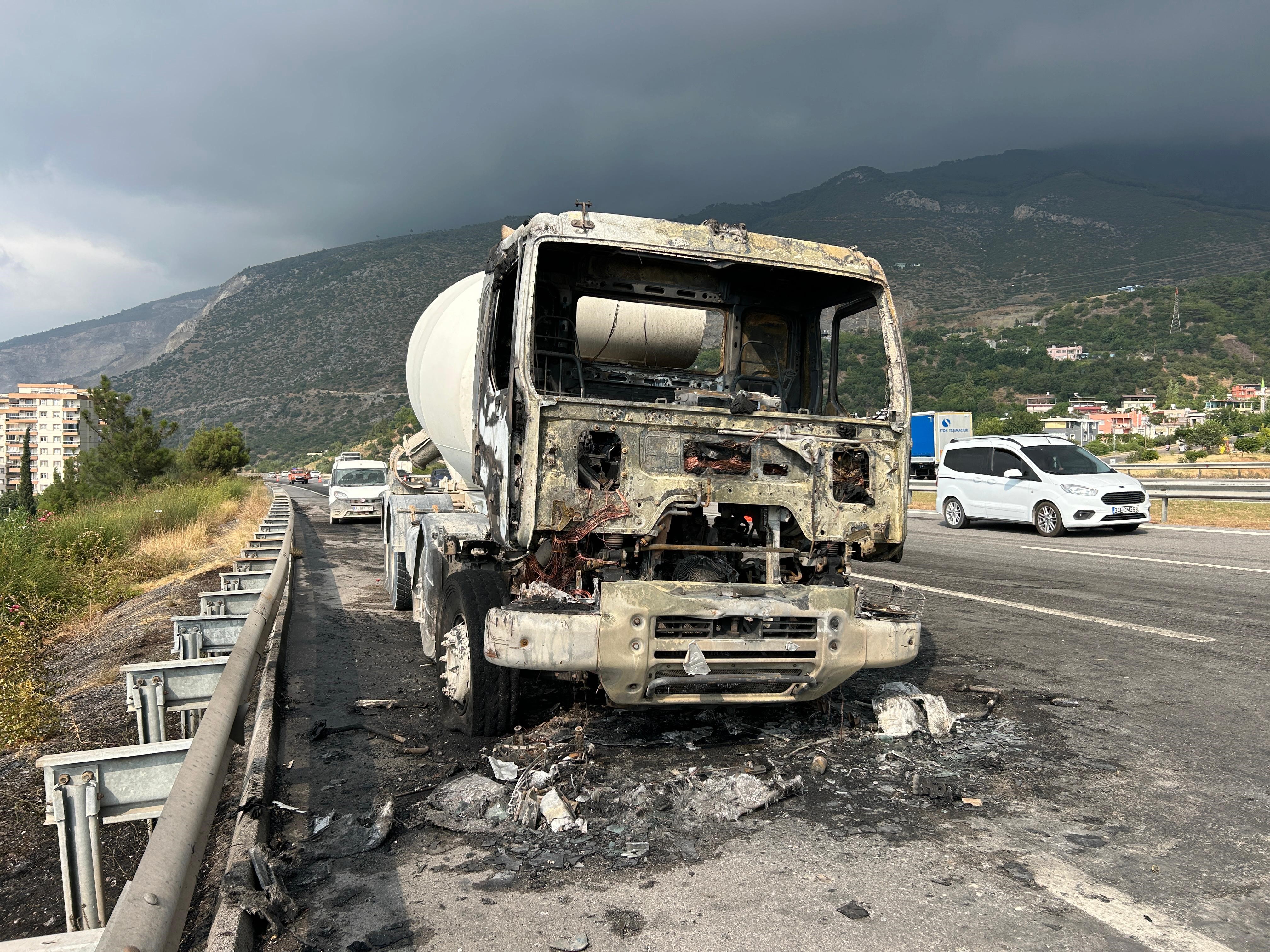 Seyir Halindeki Beton Mikseri Alevlere Teslim Oldu