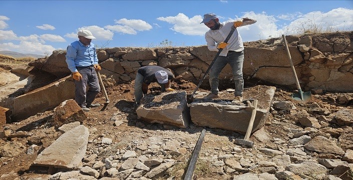 Neynik taşı'nın Bilican'ın eteklerinden yapılara uzanan zorlu yolculuğu