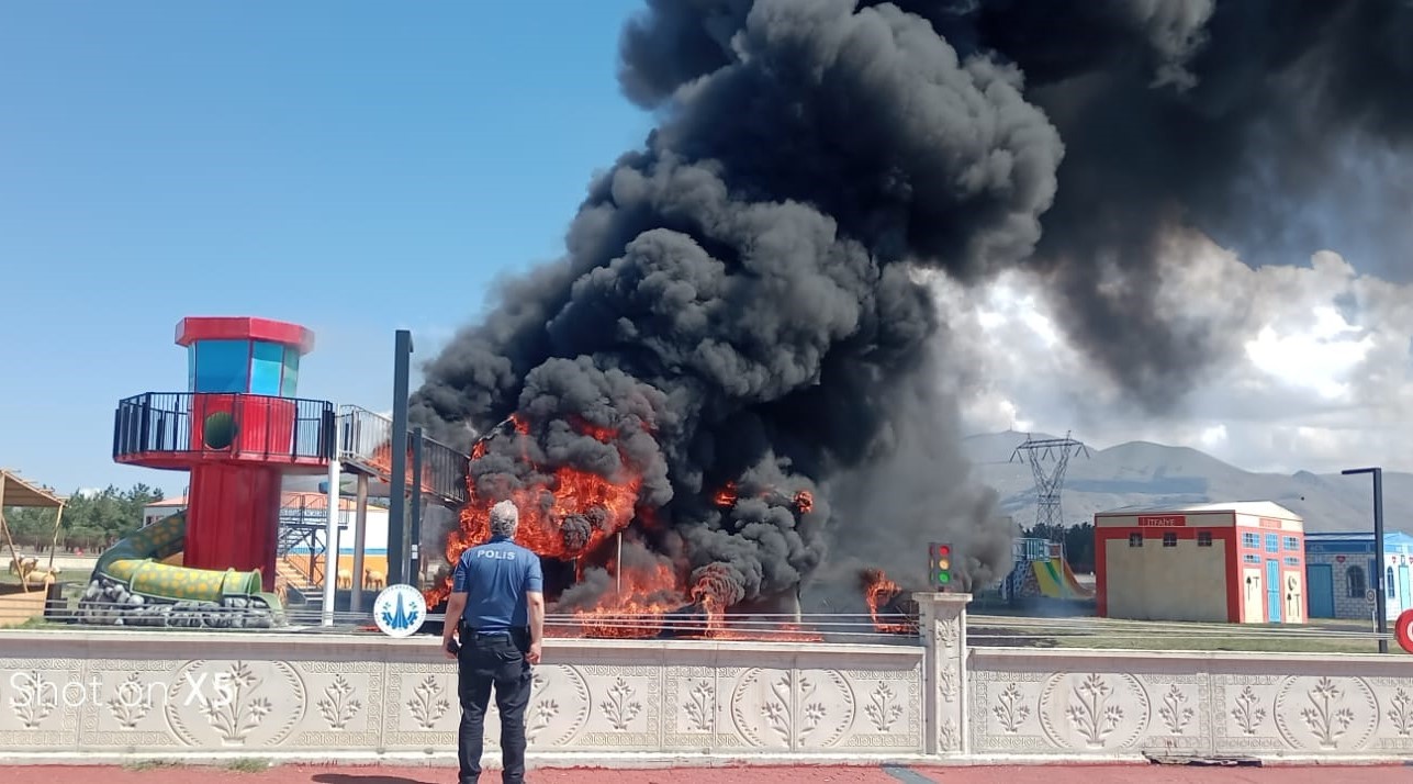 Parkta Yangın Maket Uçak Kül Oldu