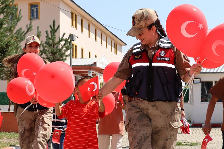 Jandarmadan Çocuklara Meslek Tanıtımı