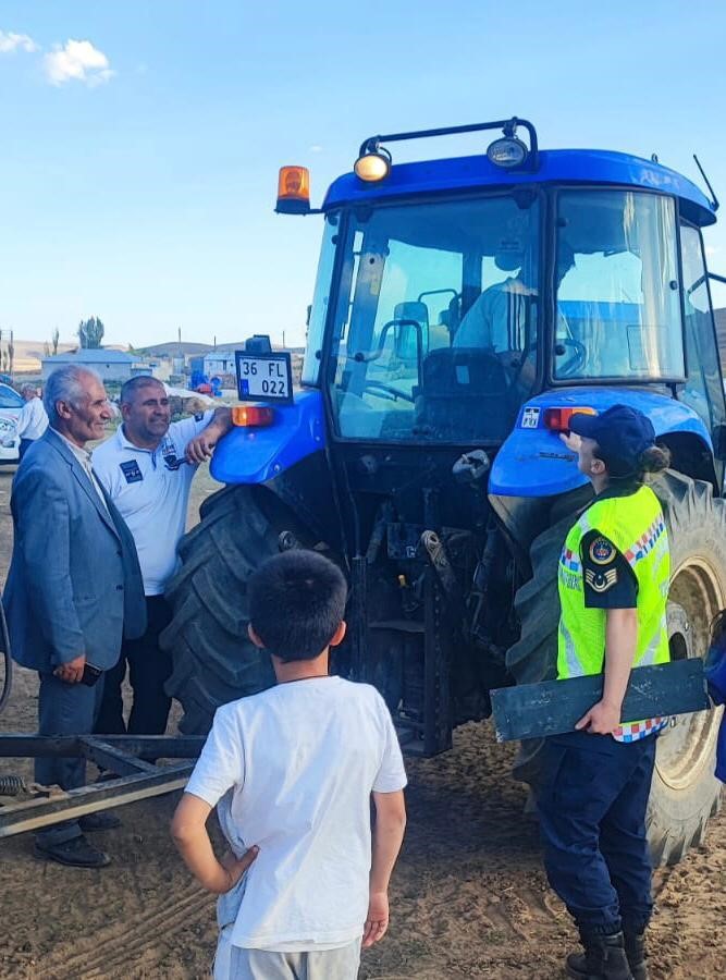 Jandarmadan traktör sürücülerine bilgilendirme