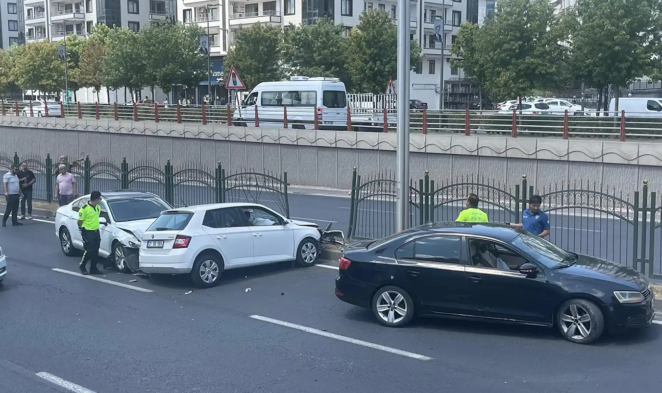 Diyarbakır'da maddi hasarlı zincirleme trafik kazası