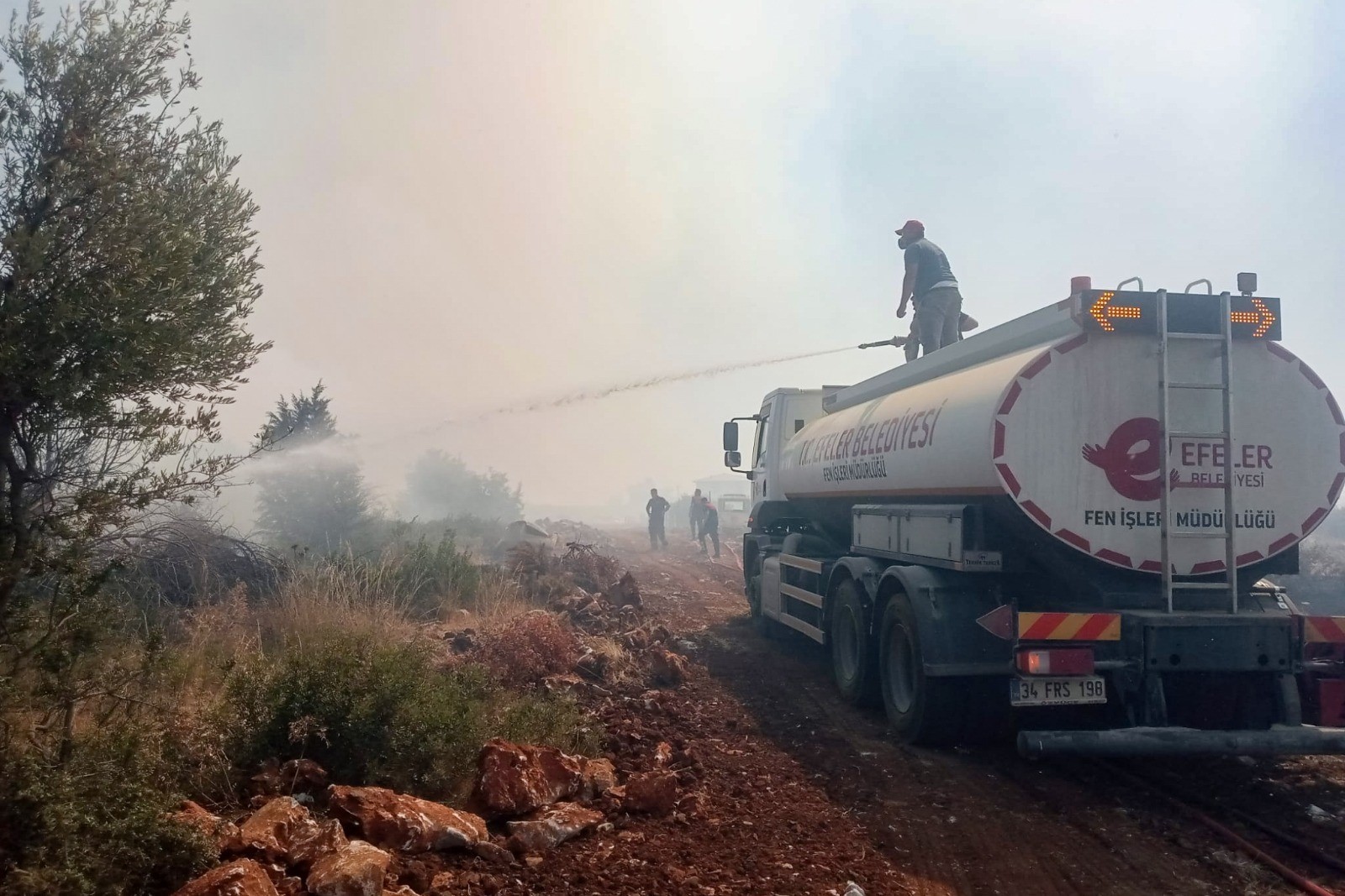 İzmir’de Yangın Söndürme Çalışmaları Devam Ediyor